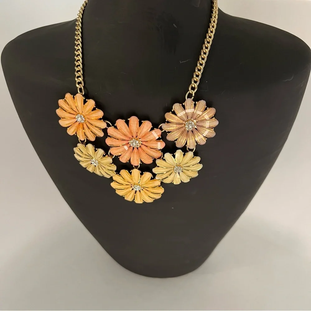 MACY’S PASTEL‎ DAISY STATEMENT NECKLACE $45
